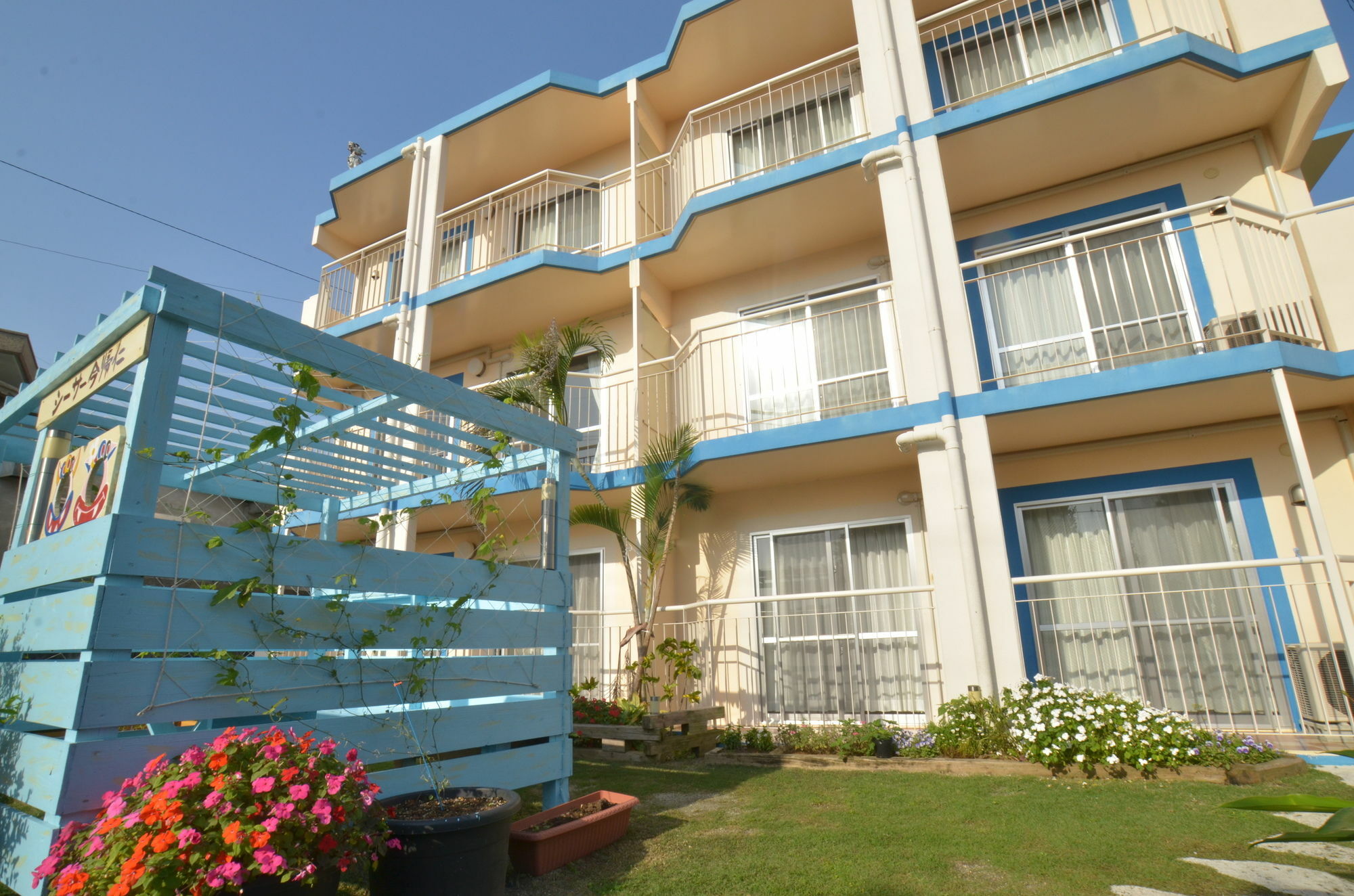Condominium Ceaser Nakijin Exteriör bild